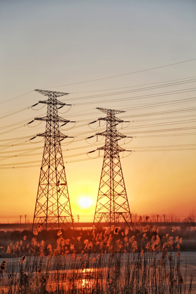 晨光下的电塔
