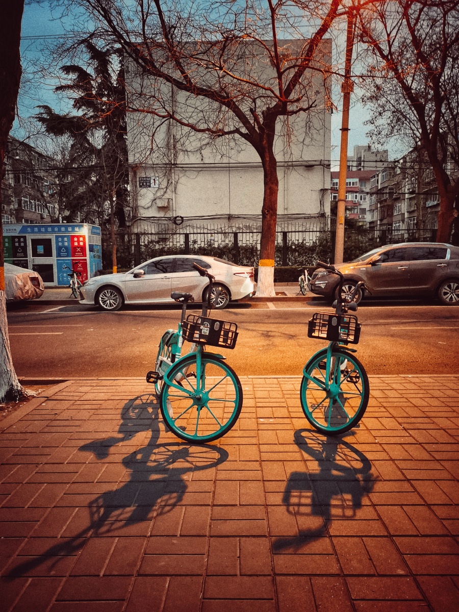 清晨街头路灯下