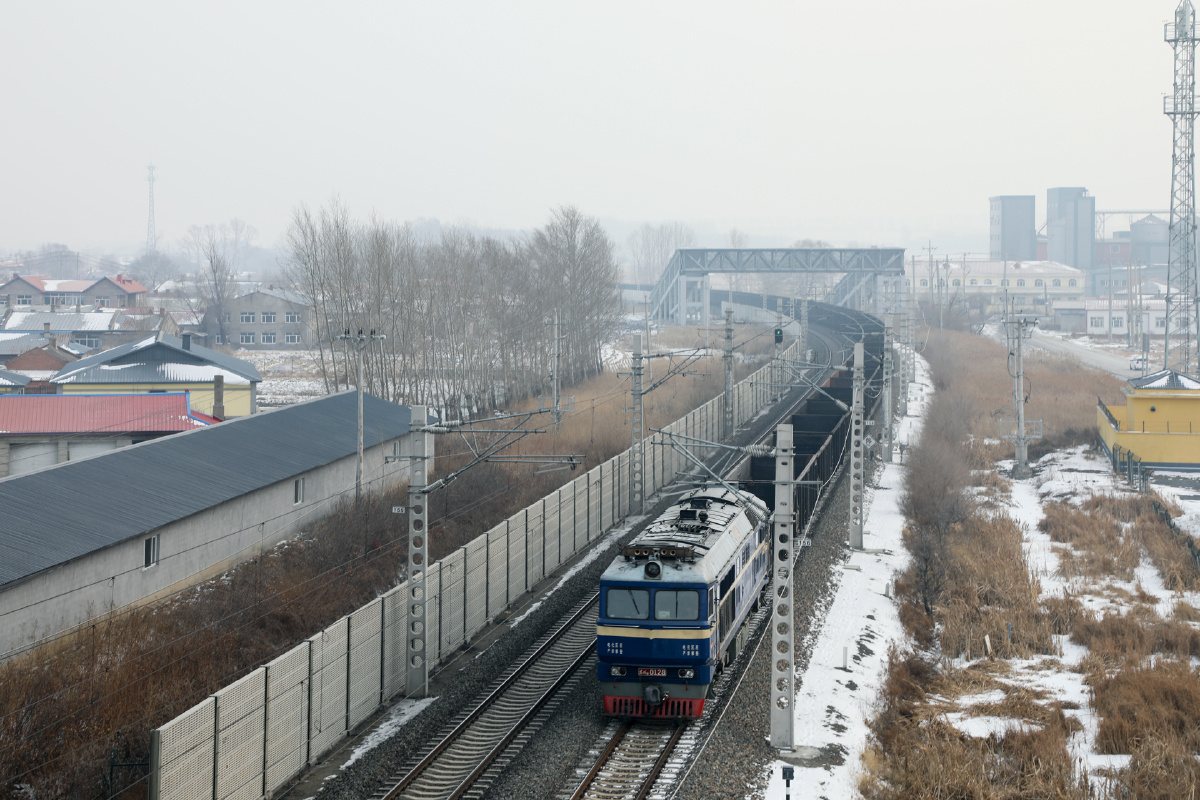 东风df8 0128内燃机车在干线上行驶
