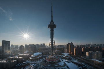 617873