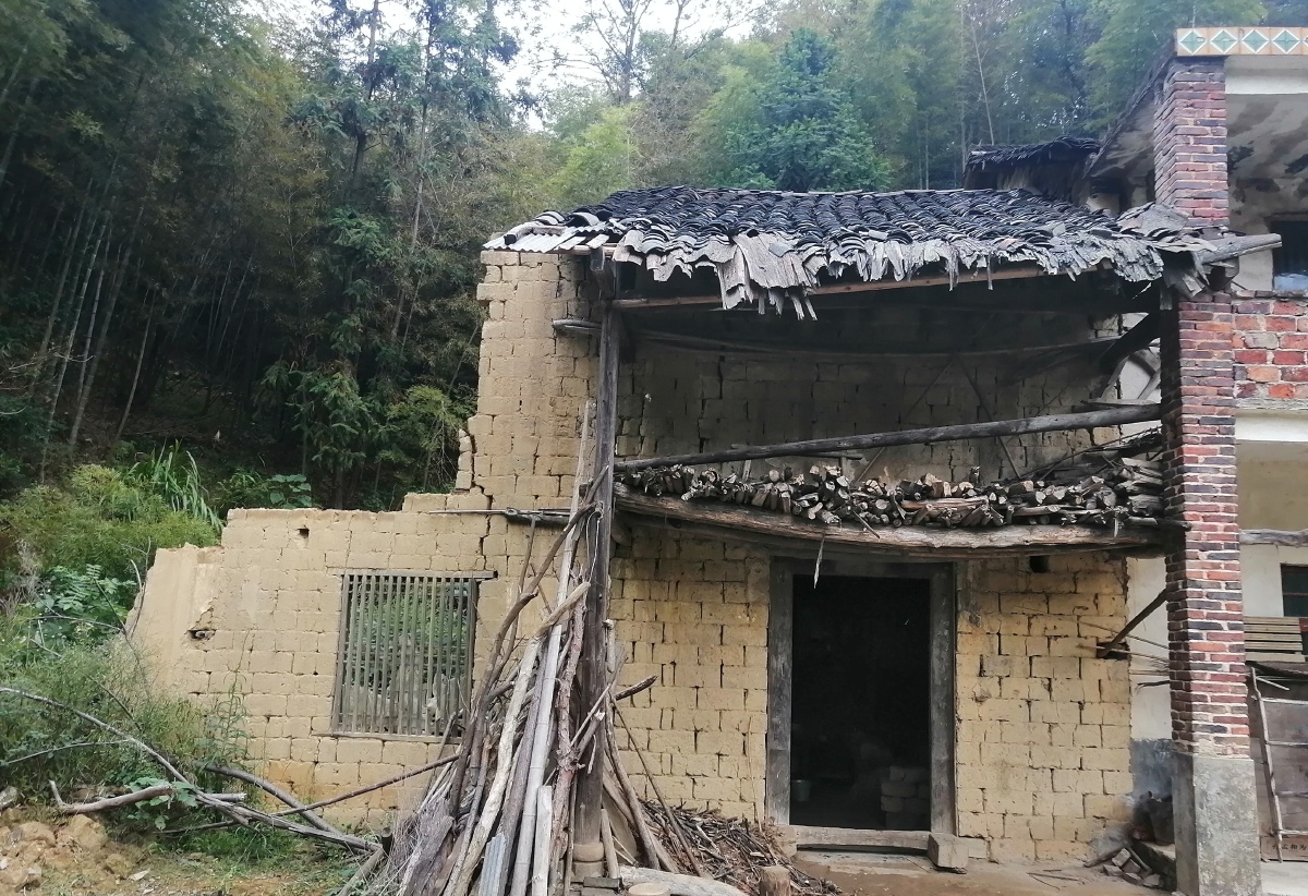 土砖房小的时候经常在门槛上玩也经常在门口玩弹珠这种生活再也回不去