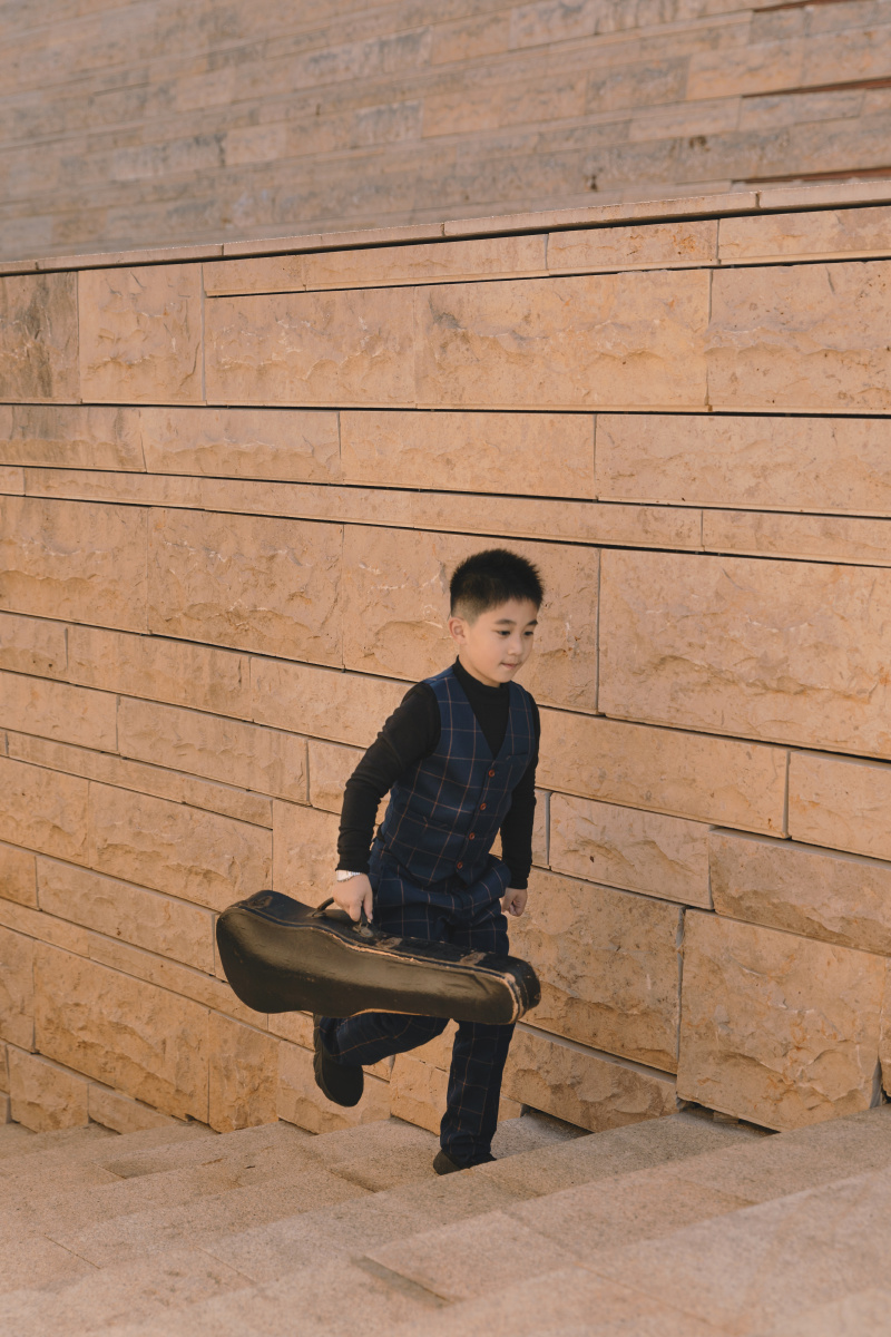 穿西装的艺术小少年