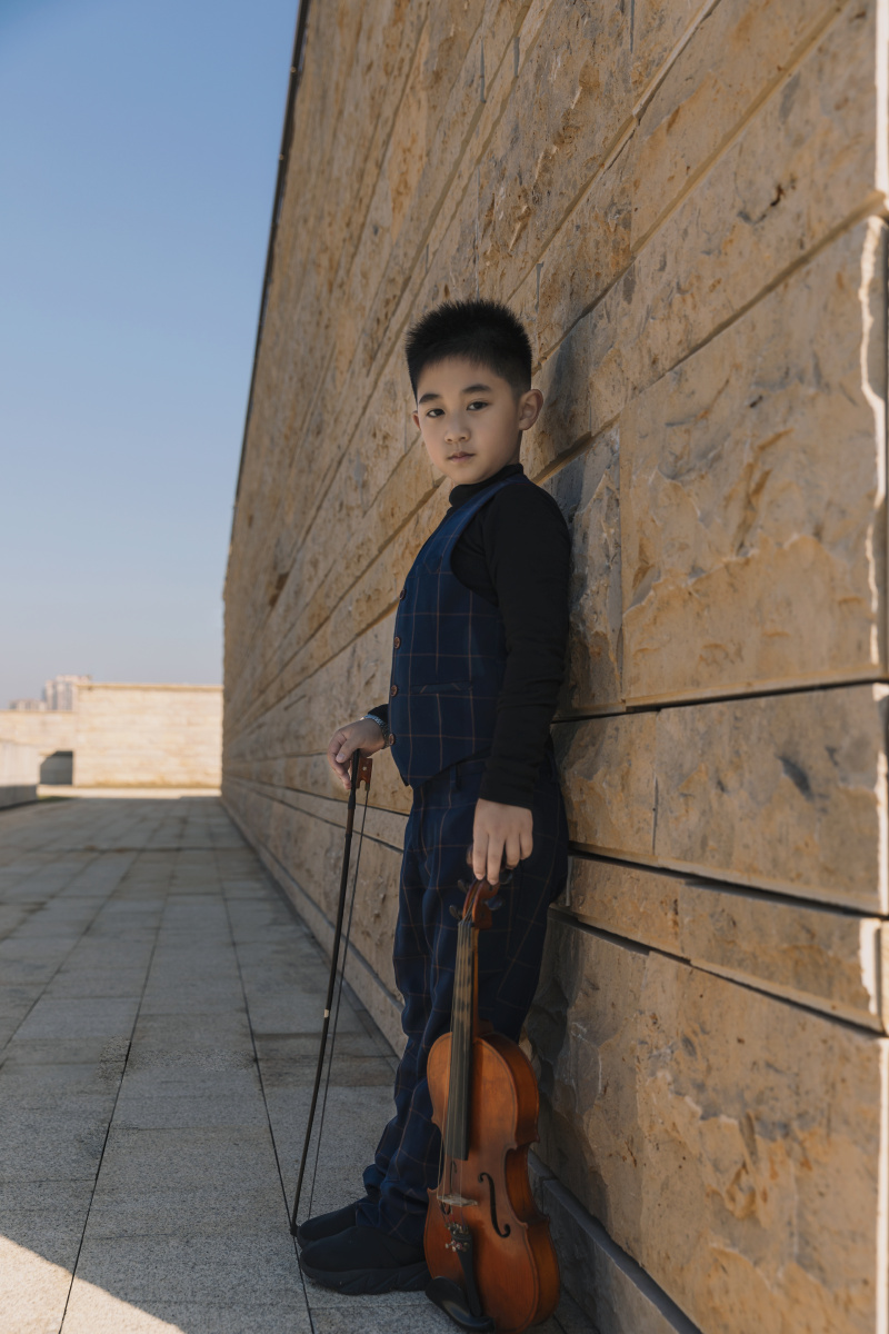 穿西装的艺术小少年