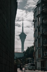 711997