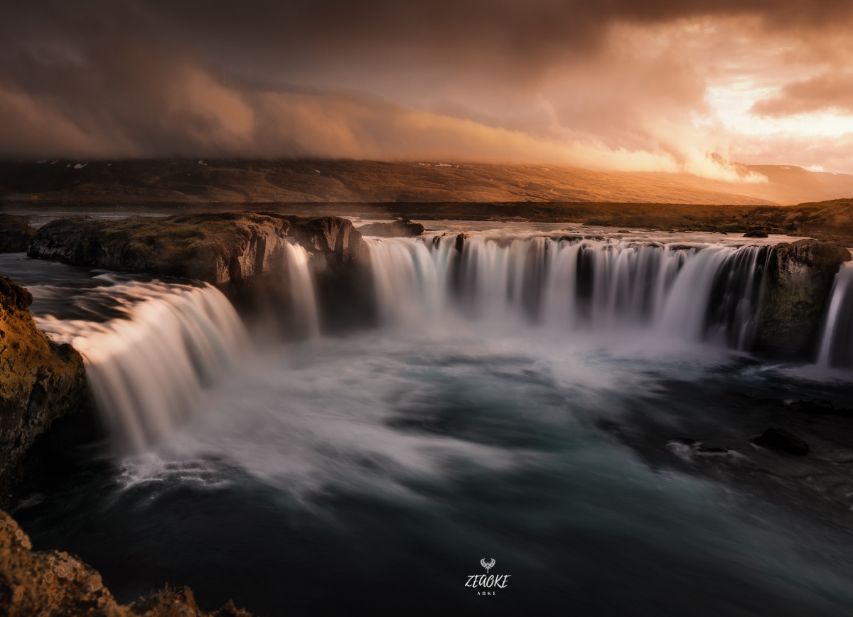 也被称作"神之瀑布","众神瀑布",地处冰岛中北部地区,高12米