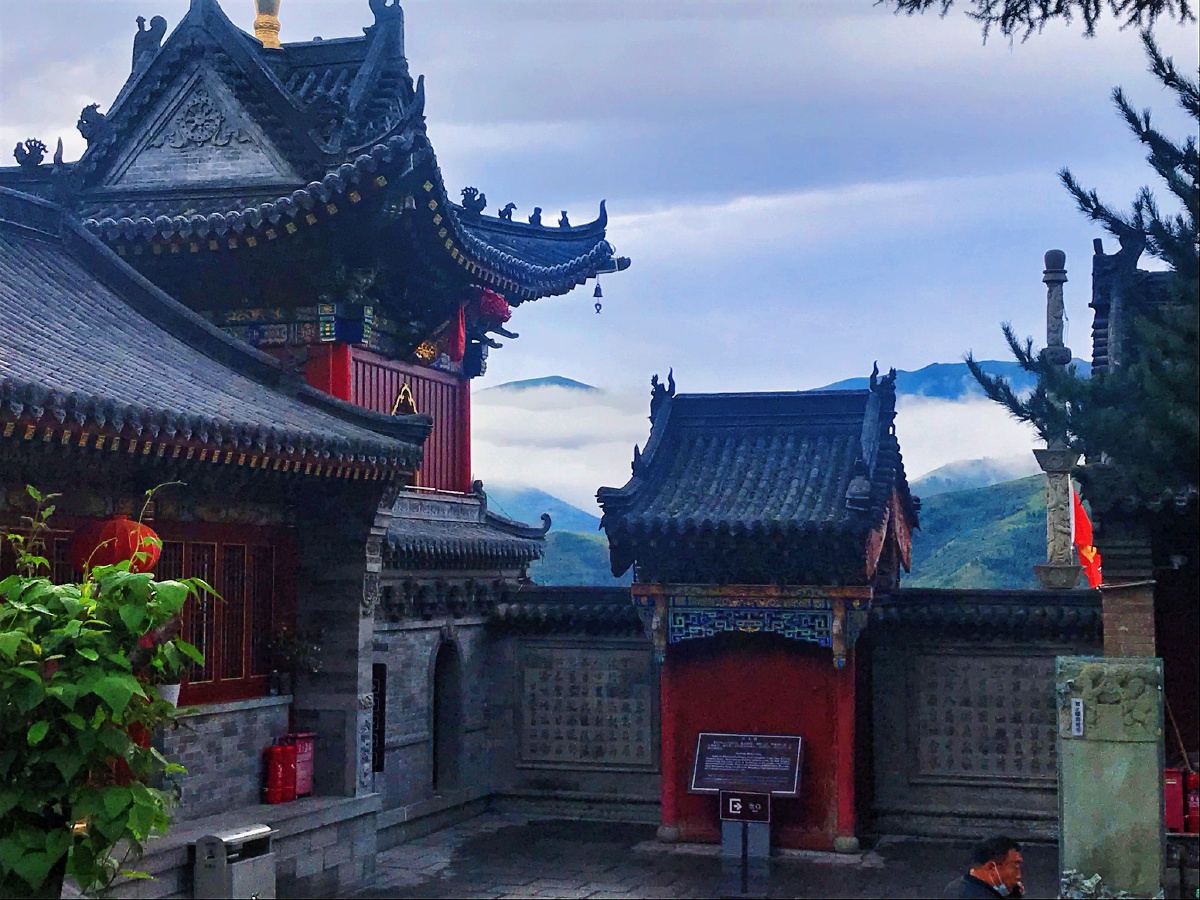 一座山一座老庙