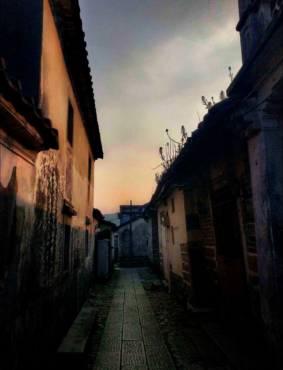 黄昏时候的老巷口