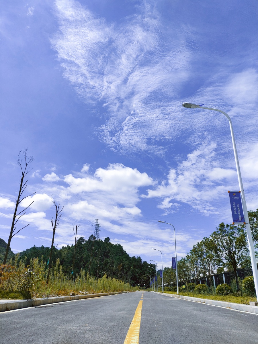 朗朗晴空云朵兮兮