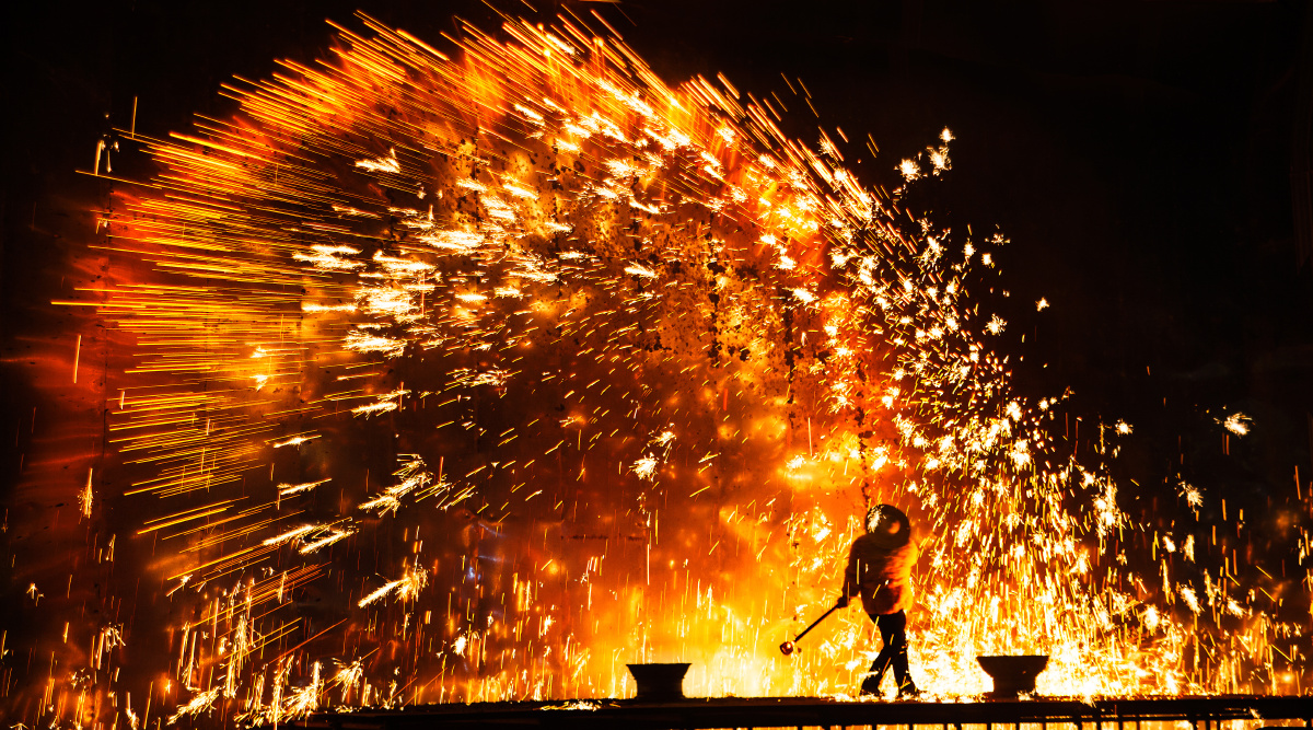 16年岁末的最后一天,河北非遗"打铁树花"来到芜湖鸠兹古镇