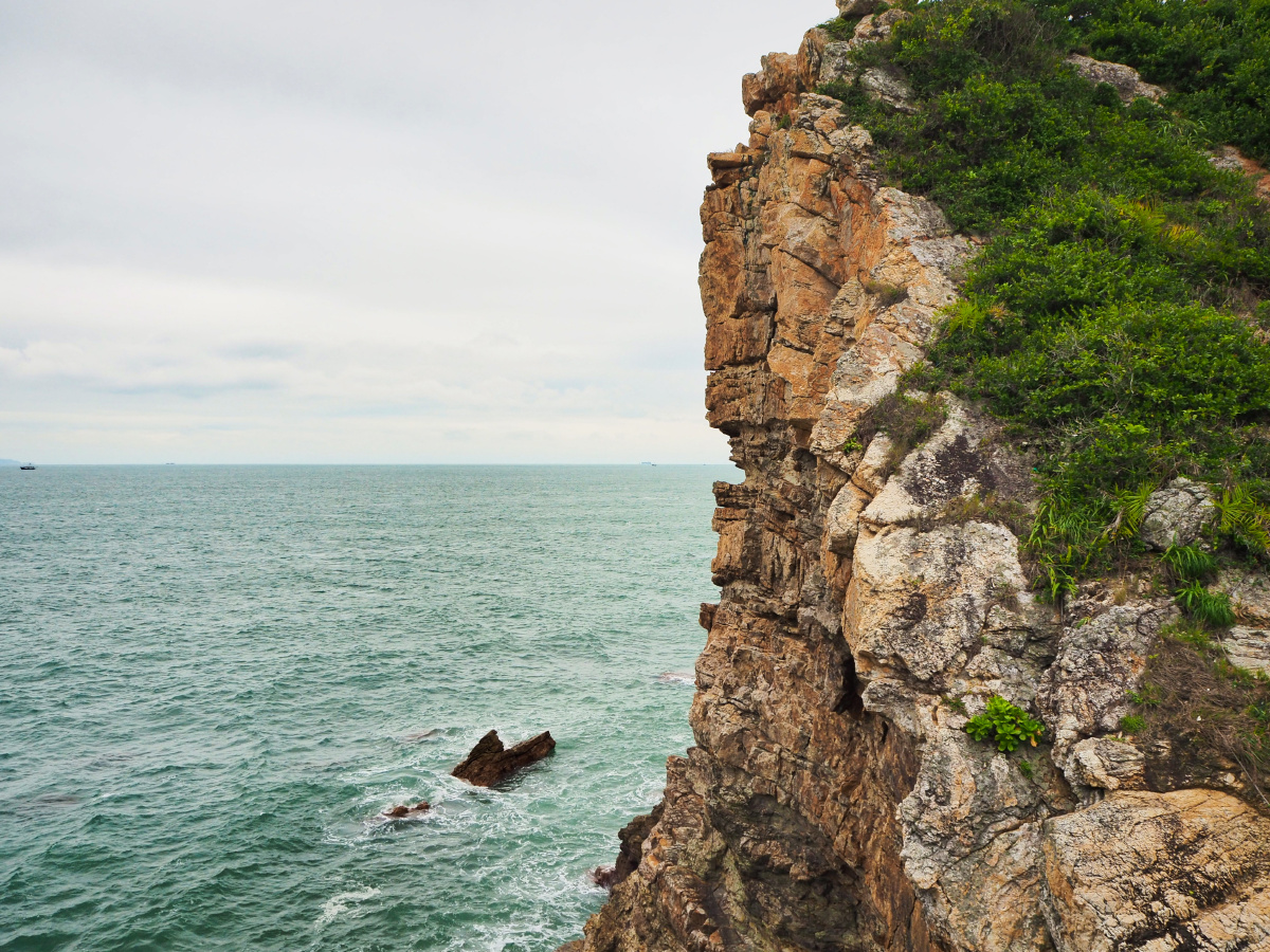 深圳杨梅坑的海边悬崖