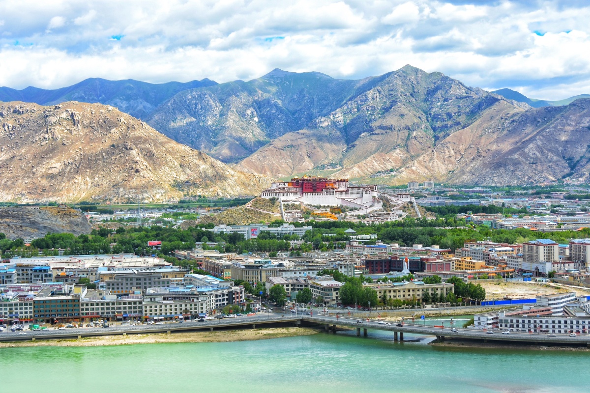 不空的角度拍摄拉萨市地标布达拉宫气势恢宏壮观壮阔