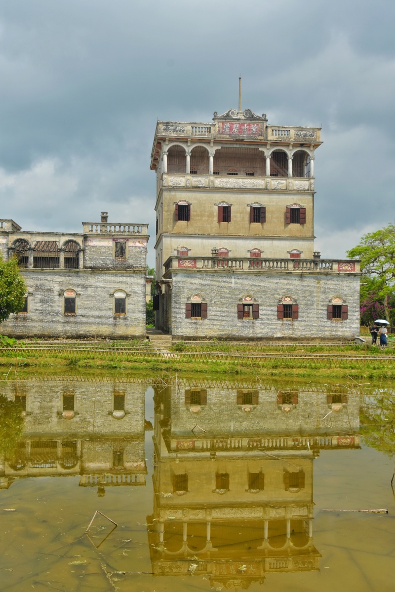 开平碉楼是中国乡土建筑的一个特殊类型是集防卫居住和中西建筑艺术于