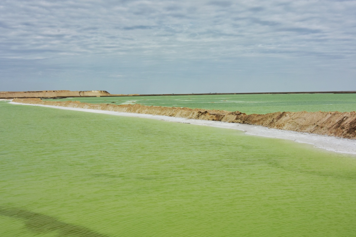 青海柴达木盆地里的察尔汗盐湖,中国最大的盐湖,面积5800平方公里,湖