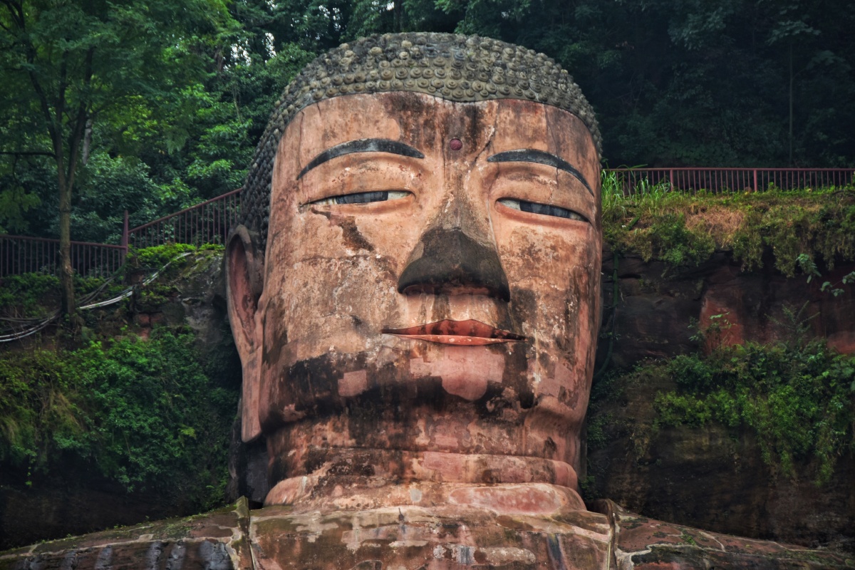 乐山大佛始建于唐代历时约九十年大佛为弥勒佛坐像通高71米是中国最大