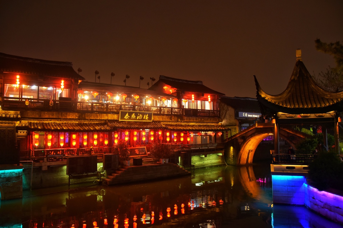 嘉兴西塘古镇的夜景很漂亮烟雨江南夜色古镇灯火璀璨