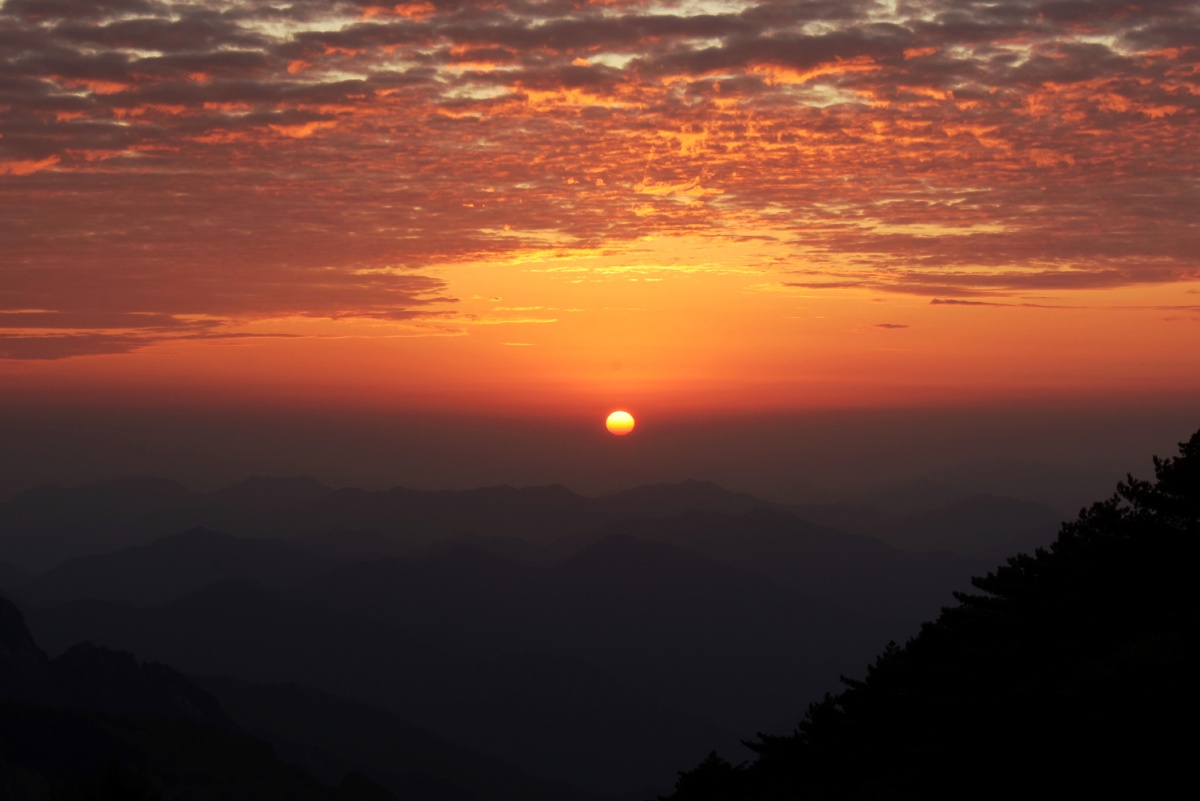 中国名山黄山主峰光明顶看落日夕阳