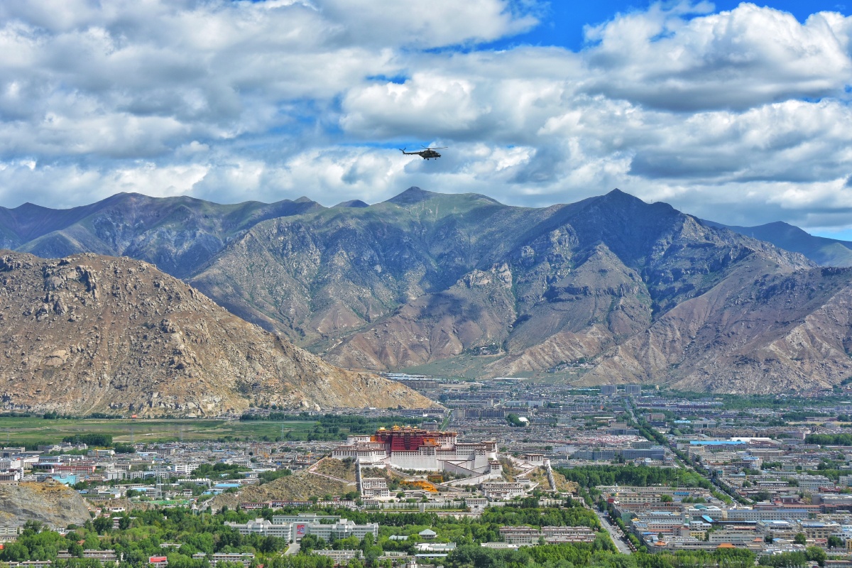 不空的角度拍摄拉萨市地标布达拉宫气势恢宏壮观壮阔