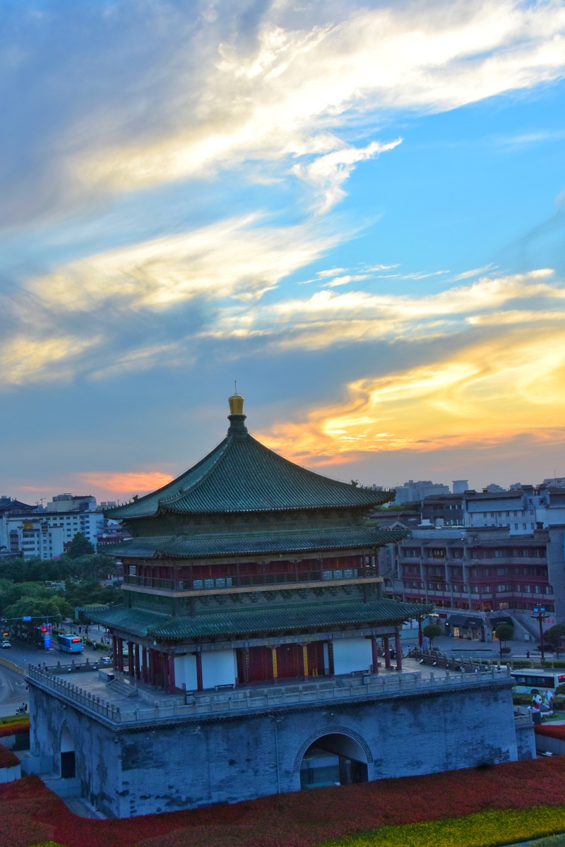 西安市地标建筑始建于明洪武十七年公元1384元是中国现存钟楼中形制最