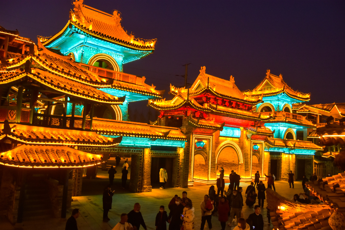 周至沙沙河水街里的烟火巷子晚上的灯光绚丽多彩