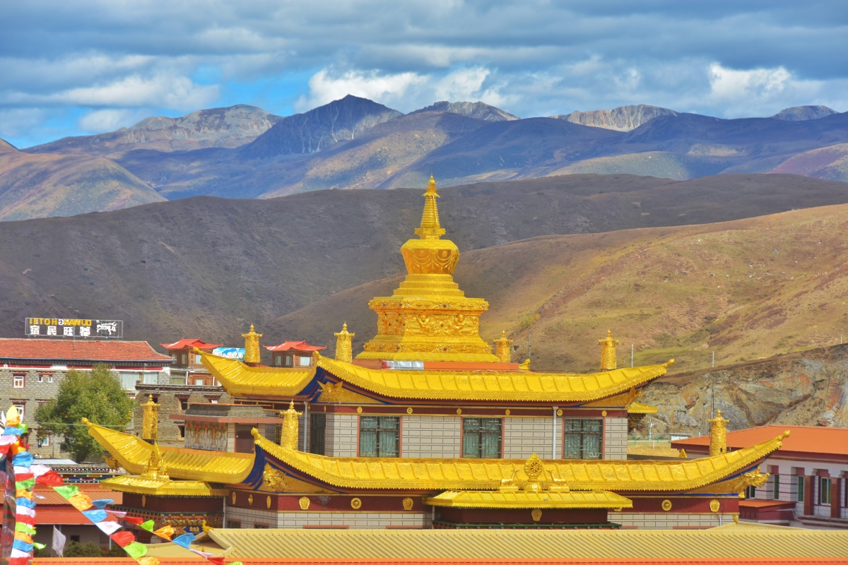 塔公草原上的木雅金塔远观雅拉雪山