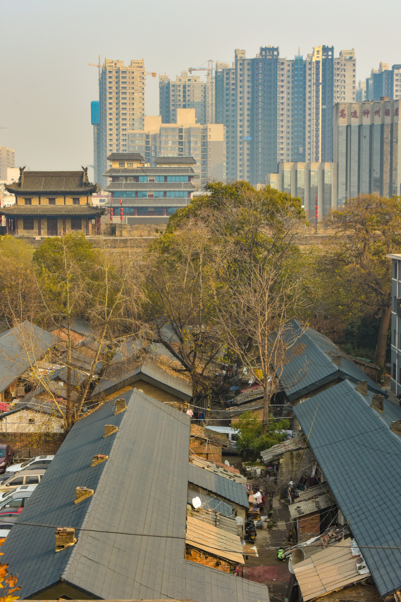 西安城墙根下的老菜场城里的旧房子与城外的高楼大厦
