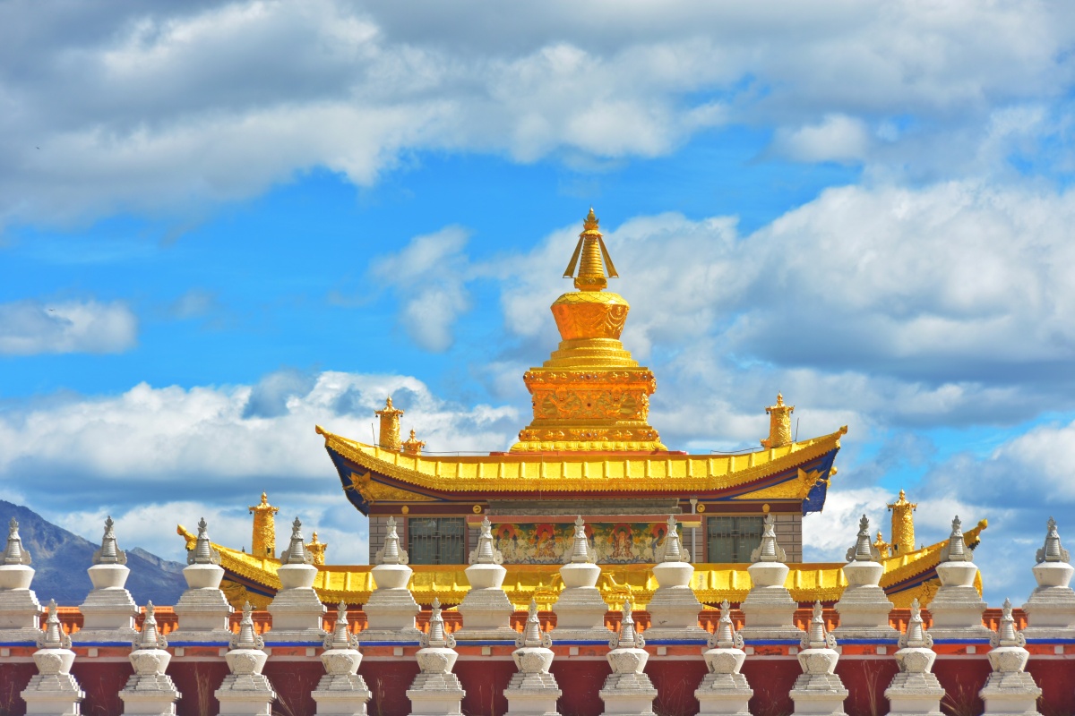 塔公草原上的木雅金塔远观雅拉雪山