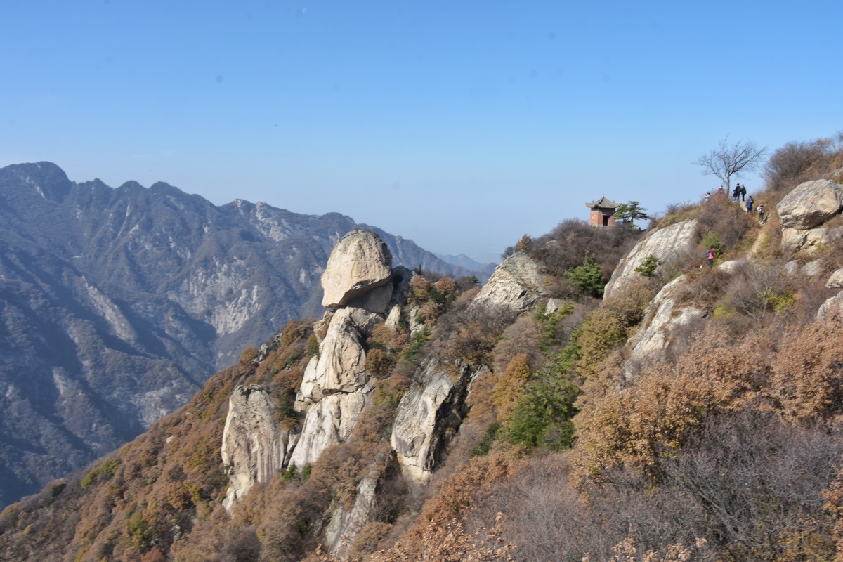 秦岭北坡浅山区扯袍峪观人头山群山连绵起伏还有隐居此处的道士
