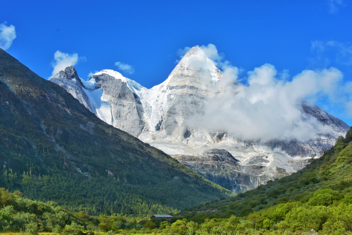 稻城亚丁景区里央迈勇神山意为文殊菩萨海拔5958米洛克1928年在这里