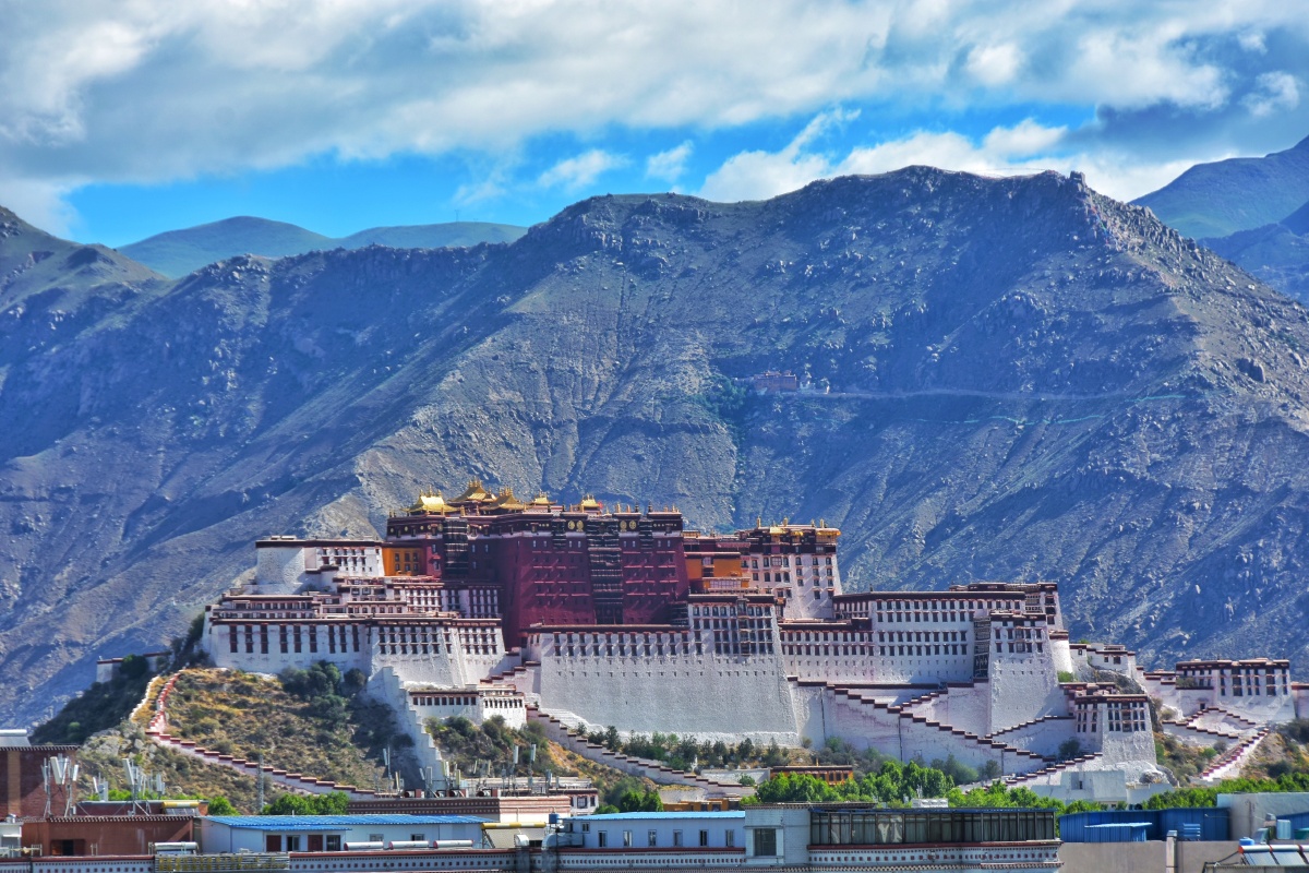 不空的角度拍摄拉萨市地标布达拉宫气势恢宏壮观壮阔