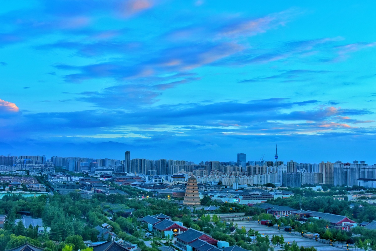 俯瞰西安大雁塔落日余晖下的温柔