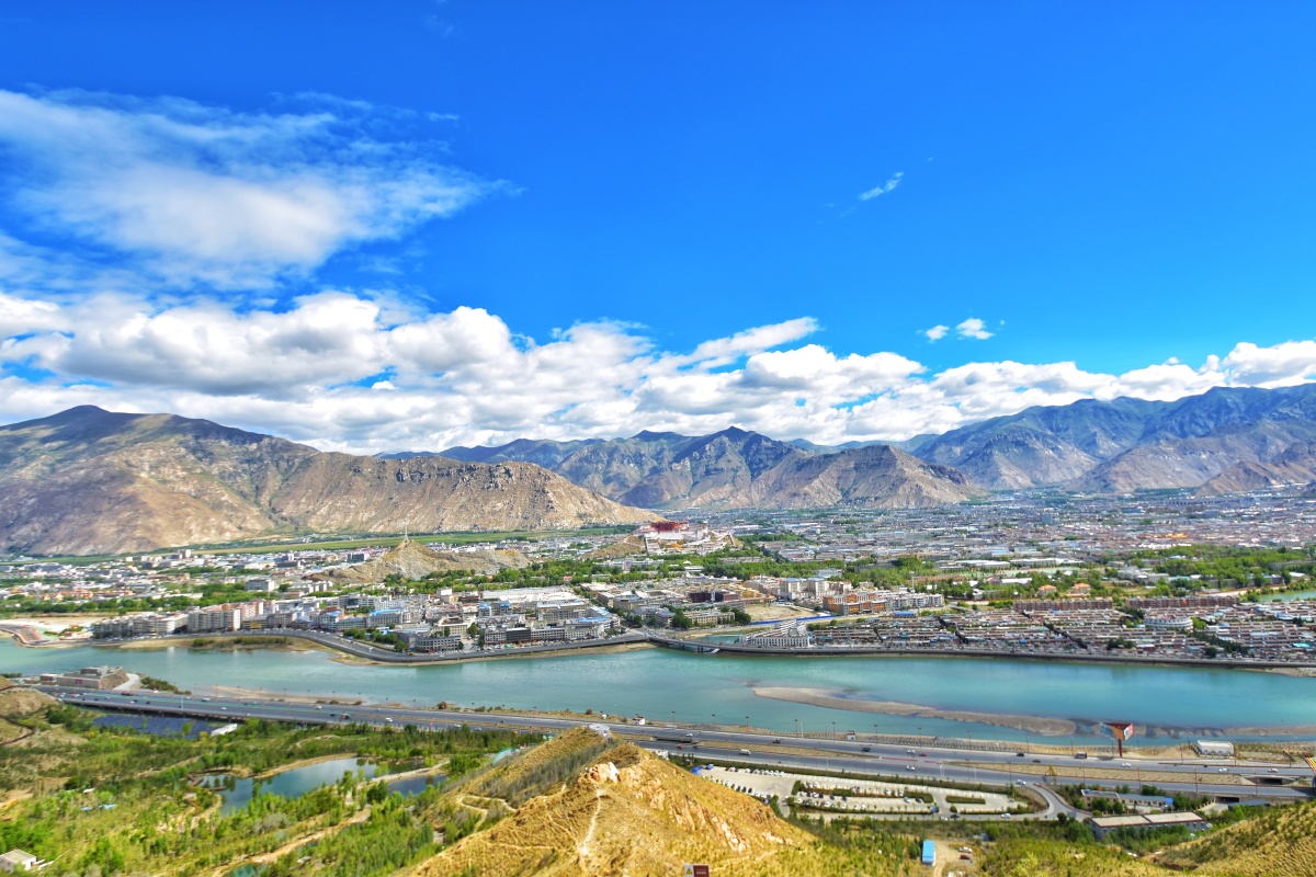 不空的角度拍摄拉萨市地标布达拉宫气势恢宏壮观壮阔