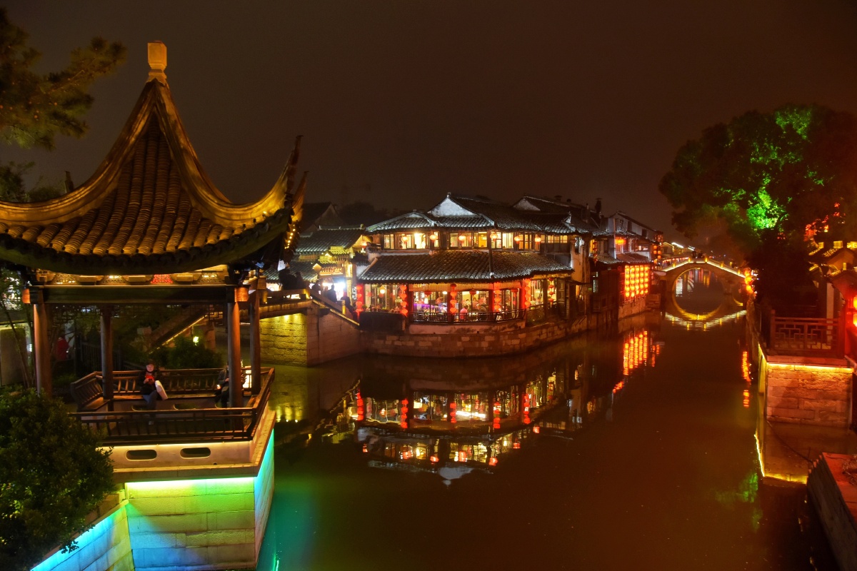 嘉兴西塘古镇的夜景很漂亮烟雨江南夜色古镇灯火璀璨