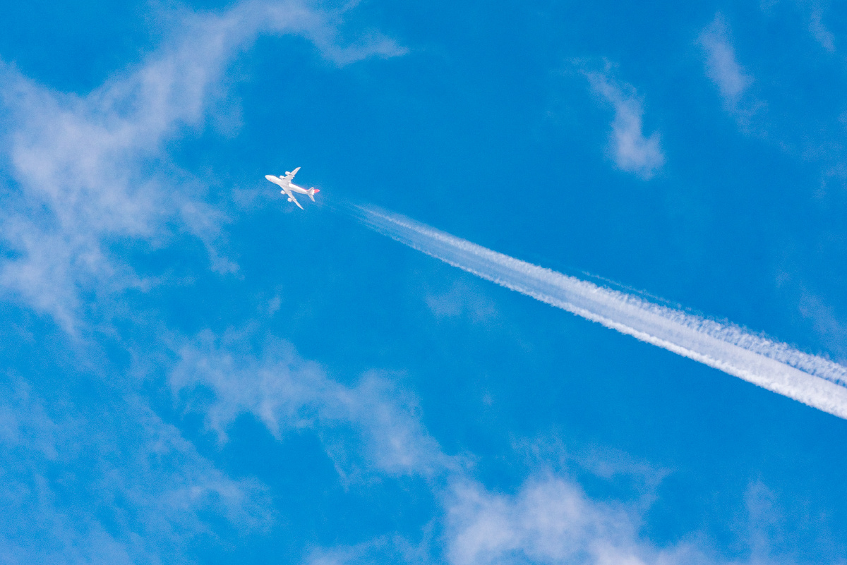观天葬返回的路上,突然抬头望天,发现一缕白烟随后看见正在爬升的飞机