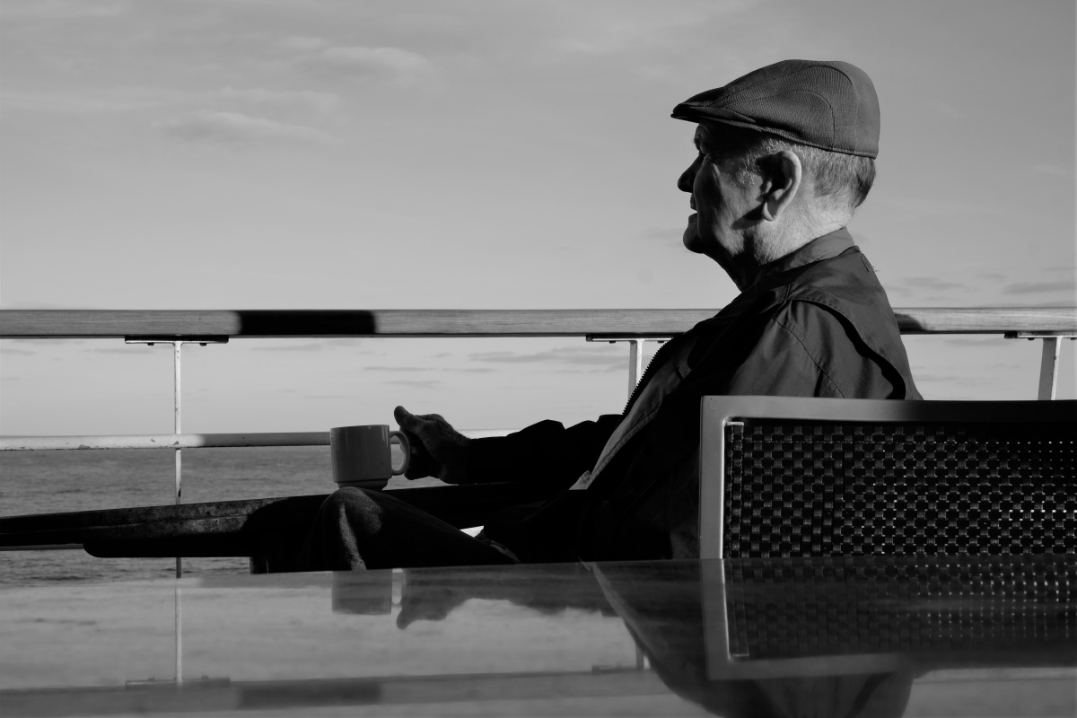 在奇幻号游轮上一个老人在看海