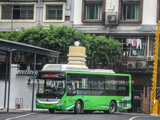 1051676