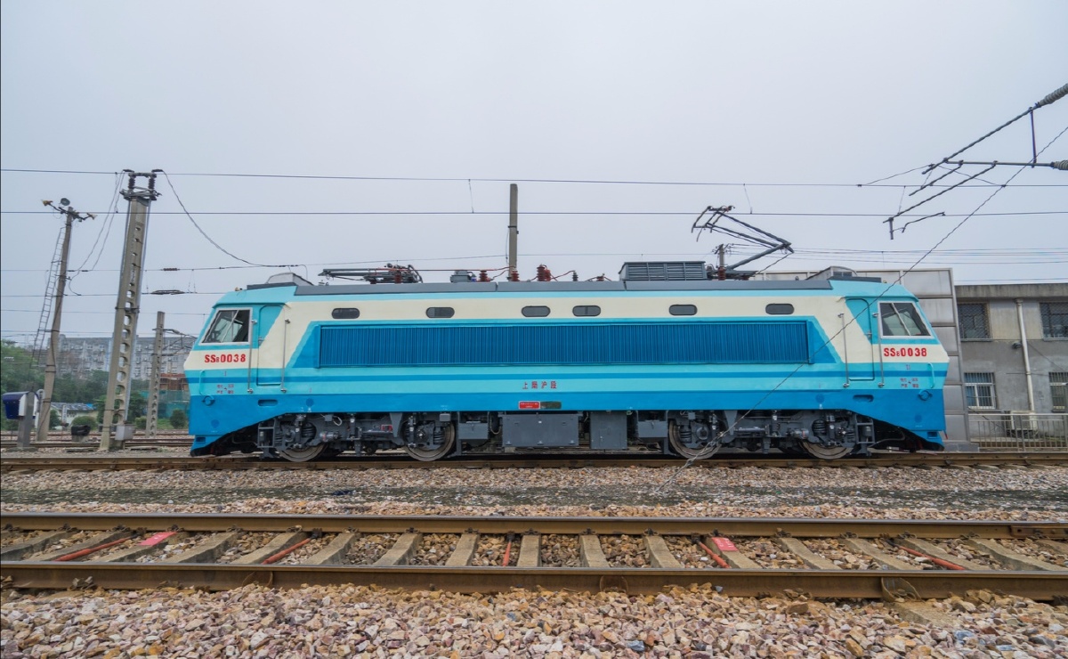 4轴准高速机车,短小精干,高效是韶山八机车优点.