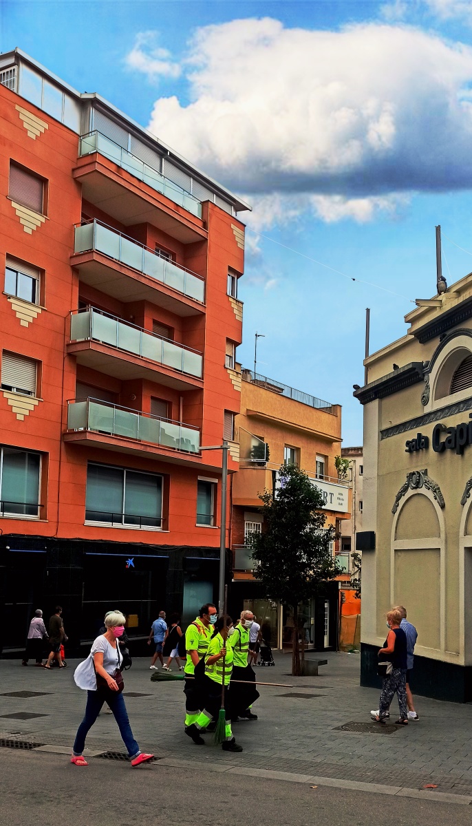 周末,西班牙巴塞罗那街头的环保人员(手机随拍) - 荣影旅拍 - 图虫