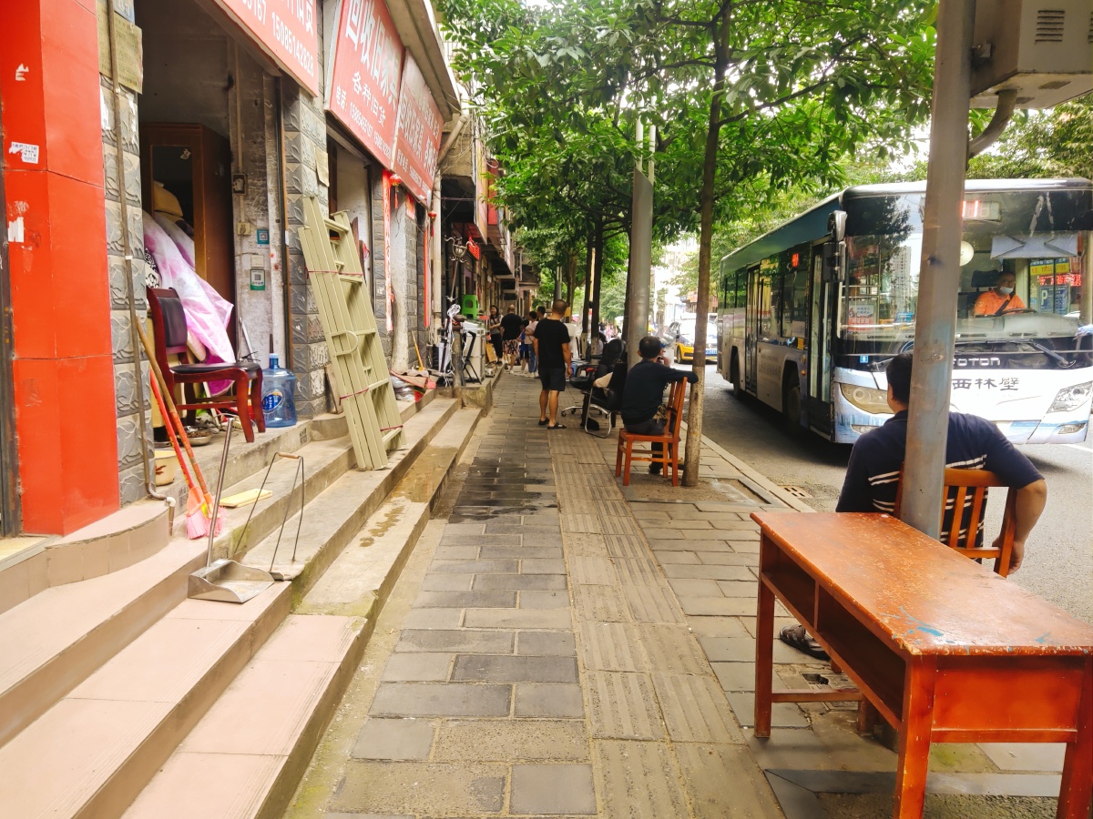 城市街道居民生活