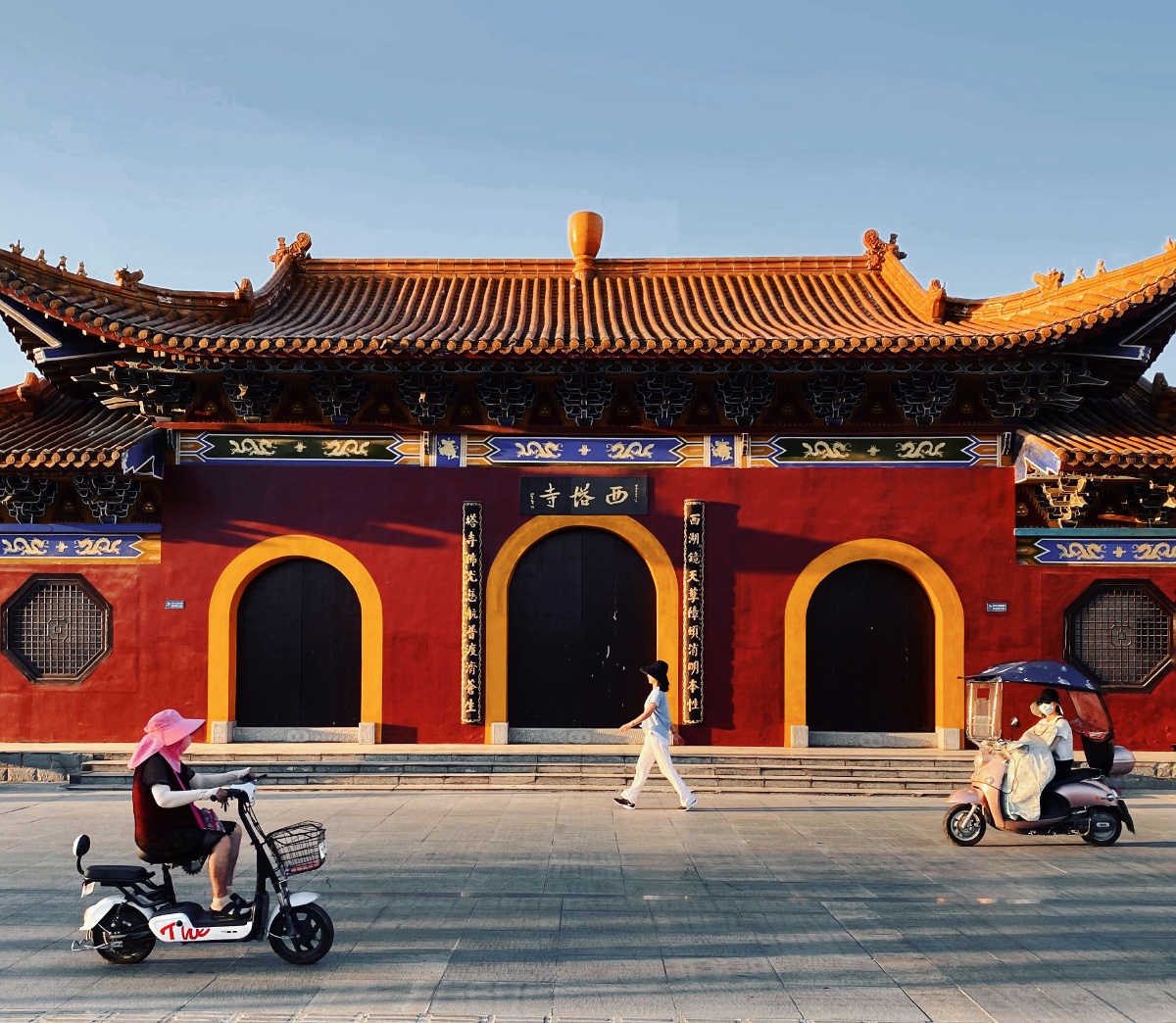 路过西塔寺,建筑之美很吸引我,我还是觉得应该多几个人物才有乐趣