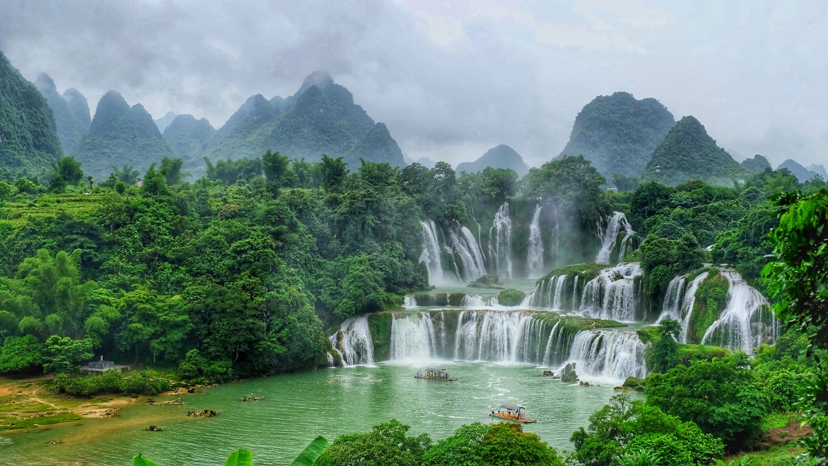 大新县硕龙镇德天村宽200米落差50米的德天瀑布声势浩大水声振聋发聩