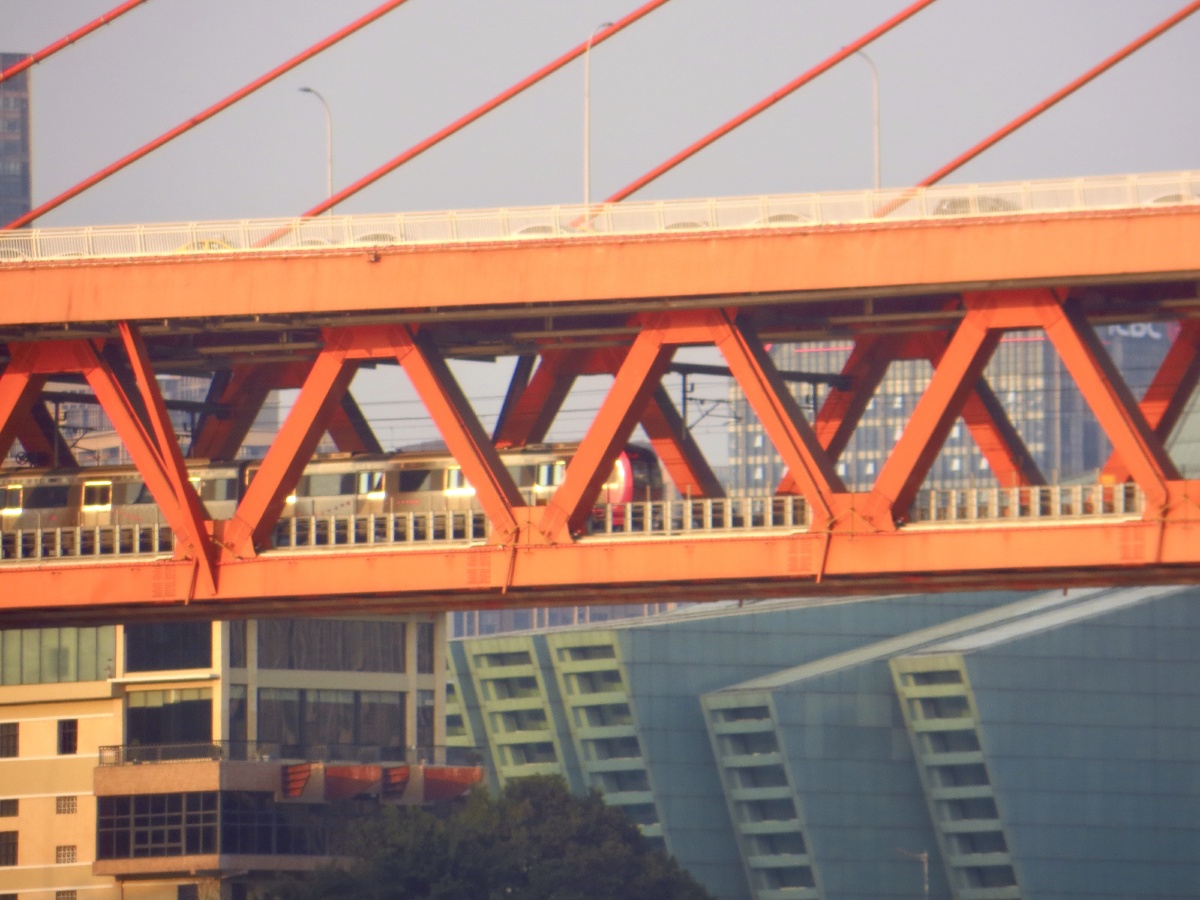 夕阳下的千厮门大桥和轻轨