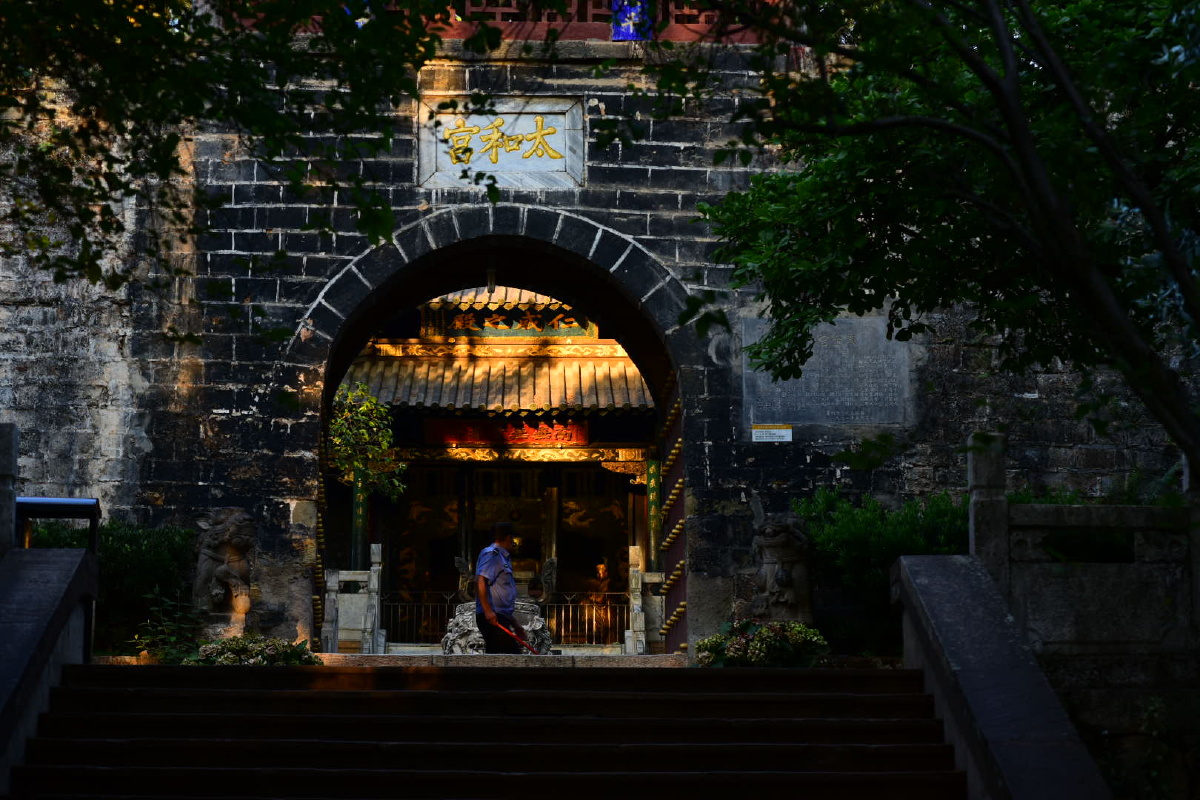 在昆明凤鸣山,有座宫殿叫做金殿,有人说它的屋顶是用铜做的.