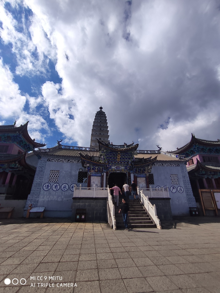 我今天登上金顶寺在金顶寺上拍照到了黄昏的太阳是在是太美