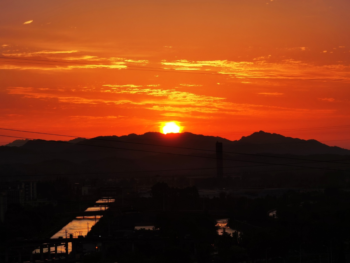 一轮红日喷薄出