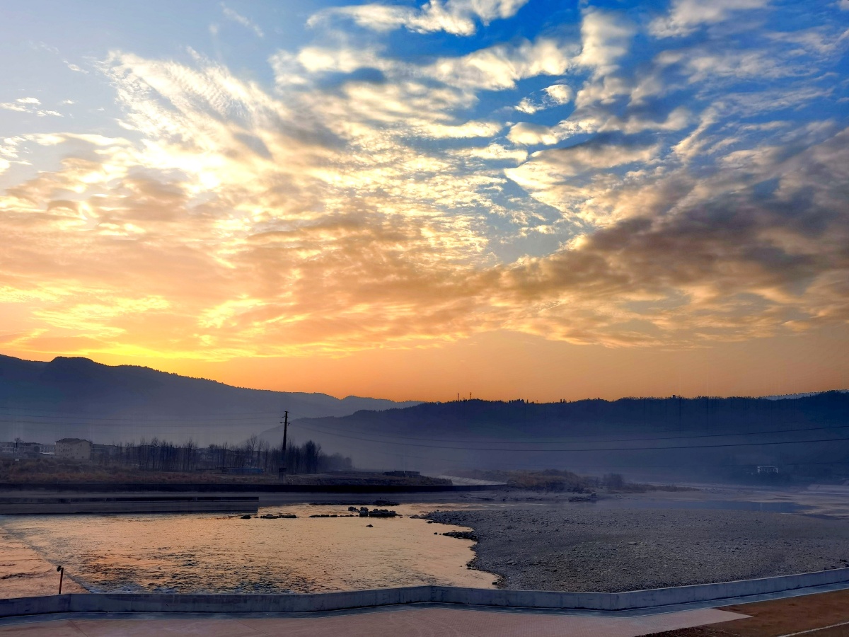 东方破晓朝霞天