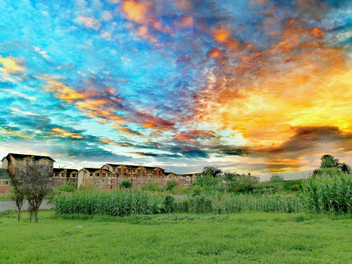 晴日蓝天漂彩云