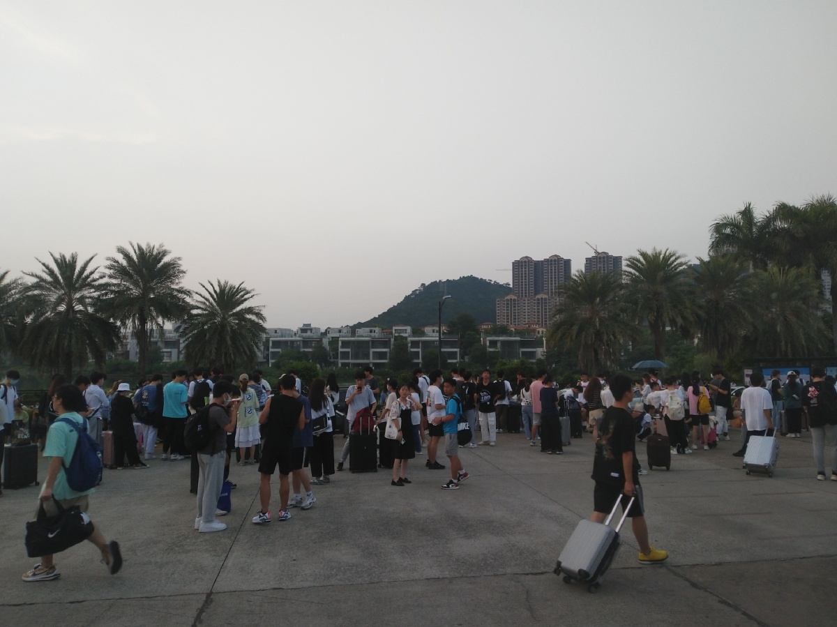 节假日高校学生准备归家场景