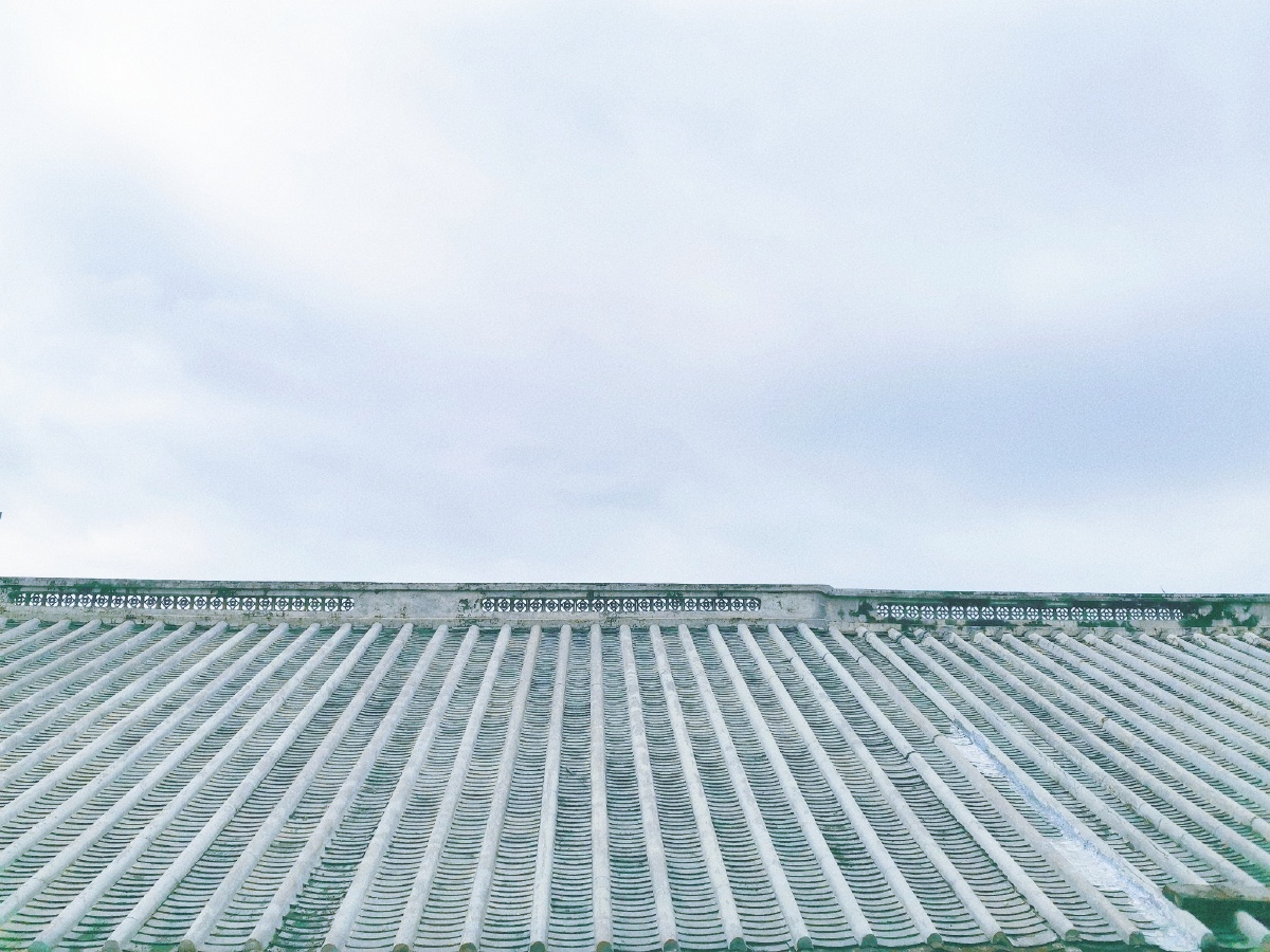 南方的小镇,常年雨水丰富,于是修建倾斜的屋顶,瓦片房绝对当得上中国