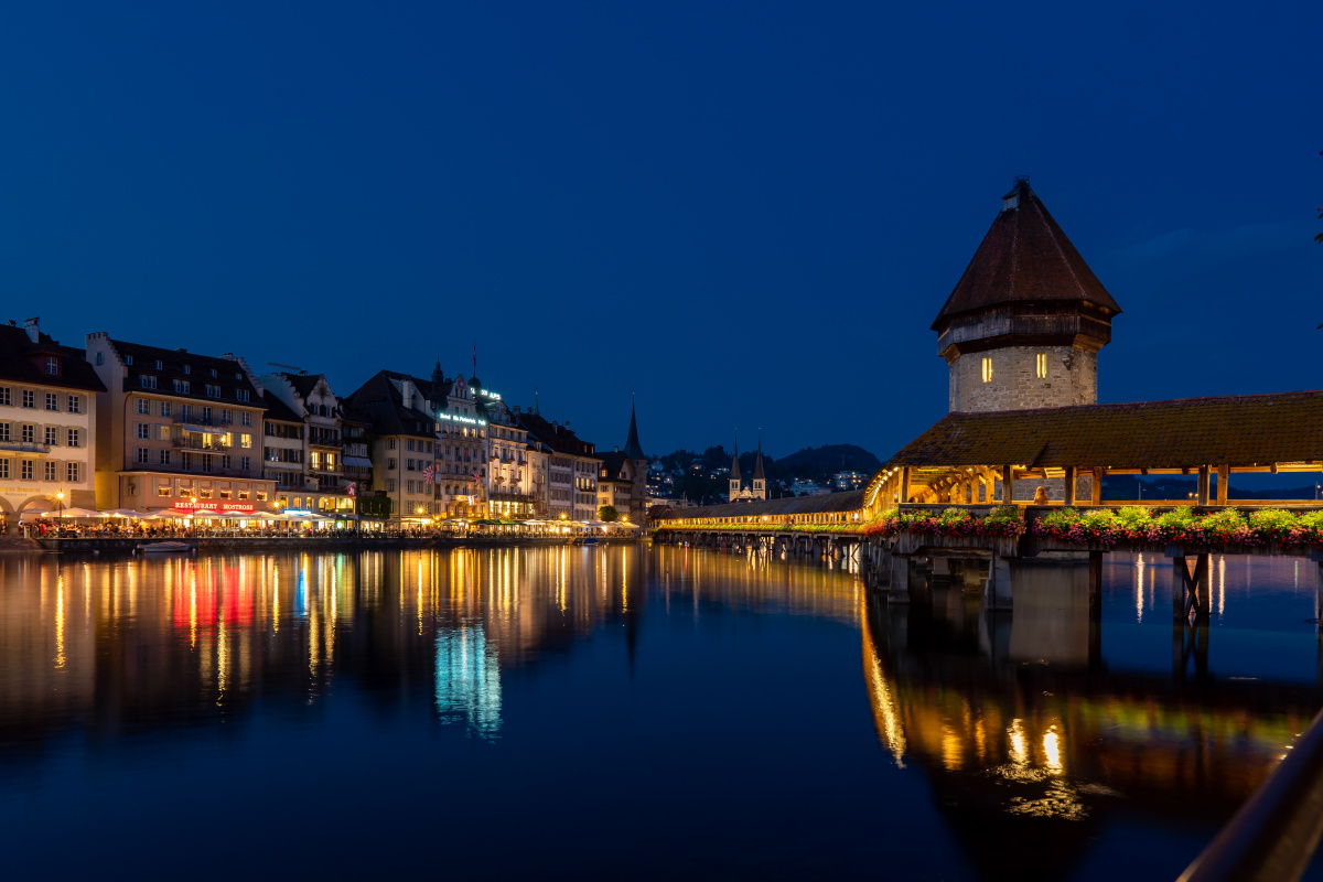 瑞士卢塞恩水塔花桥夜景