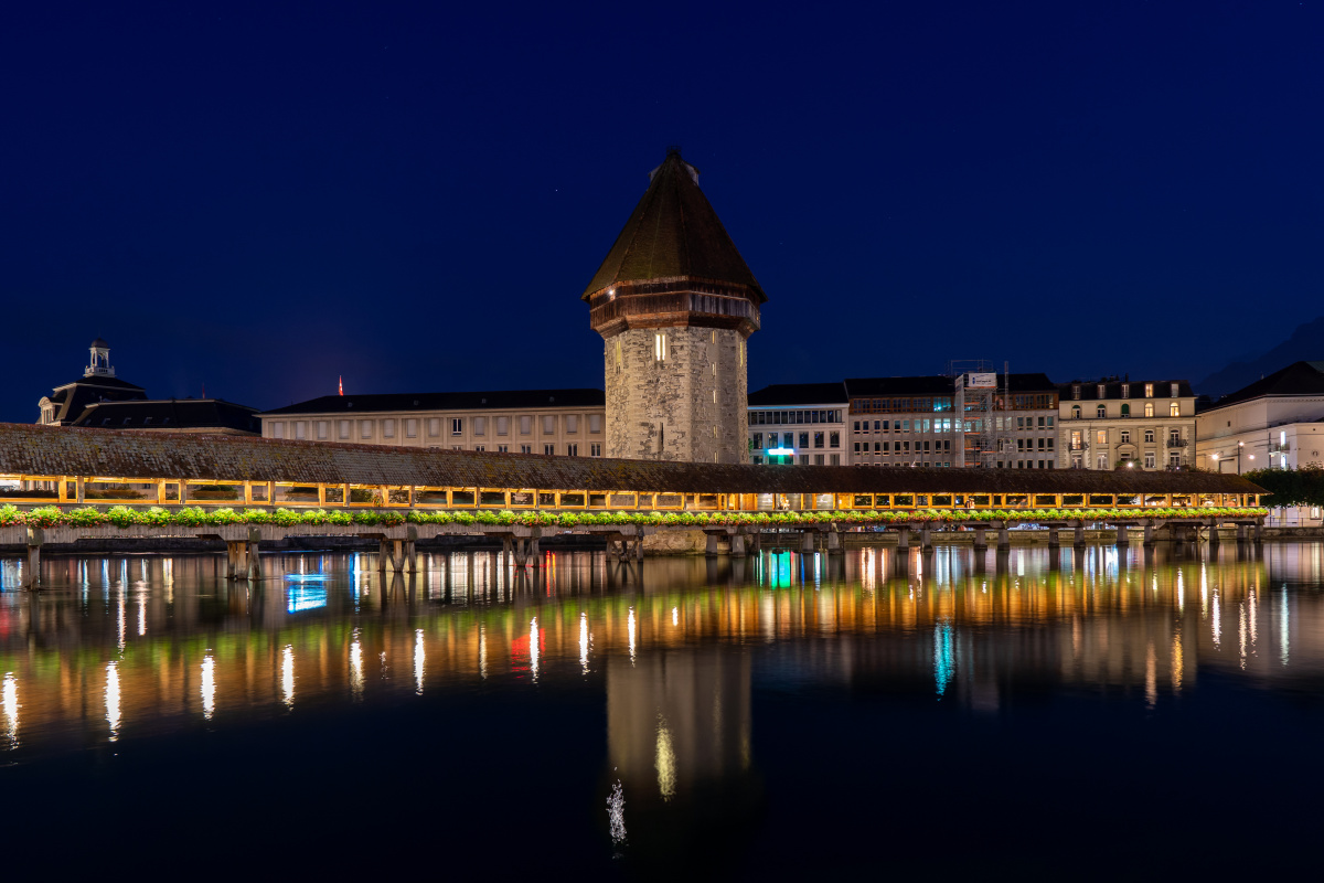瑞士卢塞恩水塔花桥夜景